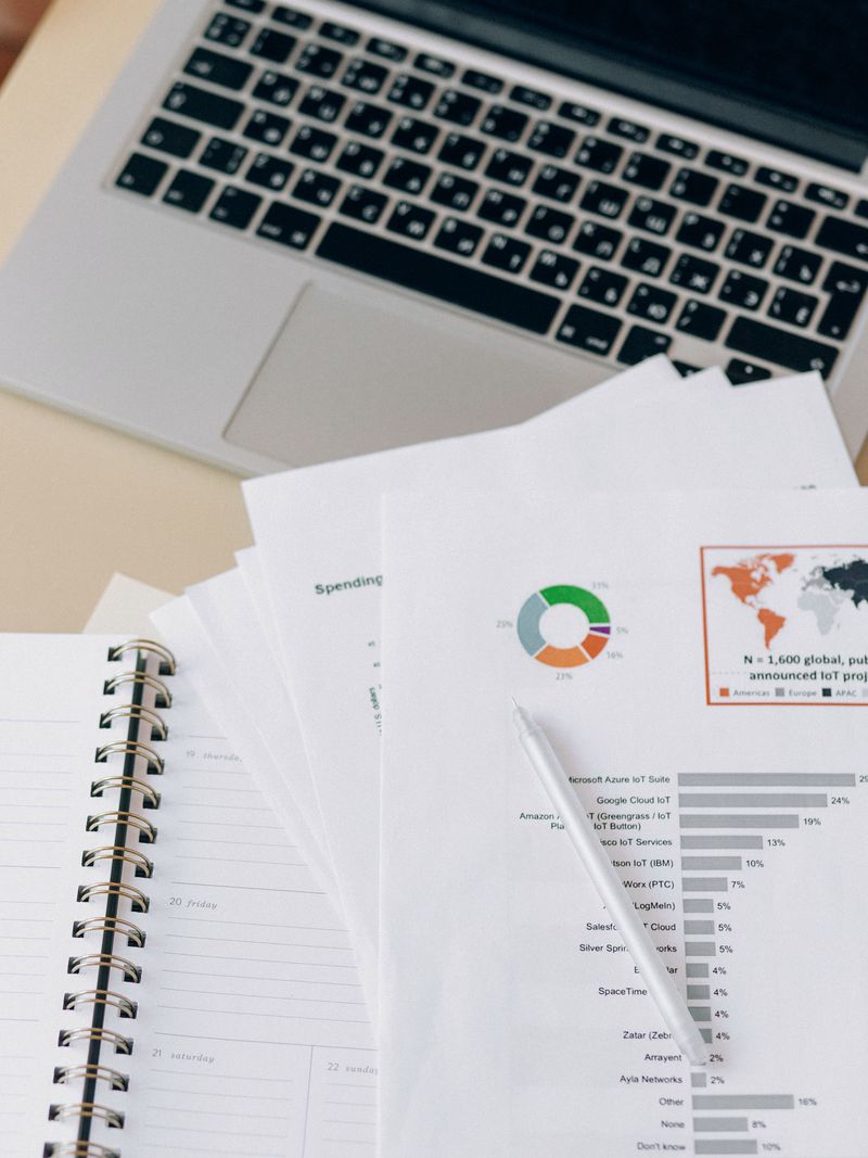 Reporte financiero sobre un escritorio